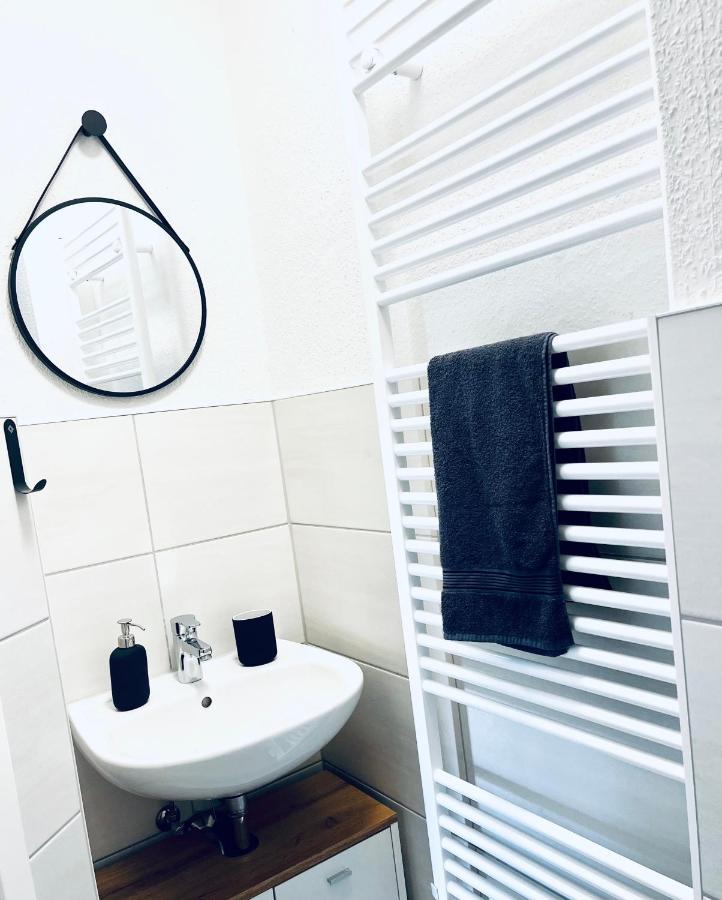 Renoviertes Apartment In Zentraler Lage - Wlan, Smart-Tv, Kueche, Balkon Und Queensize-Bett Fuer 4 Gaeste エアフルト エクステリア 写真